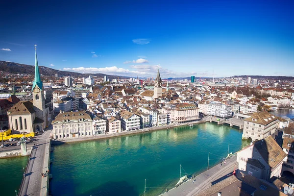 Zürichs centrum med tvillingtorn kyrka — Stockfoto