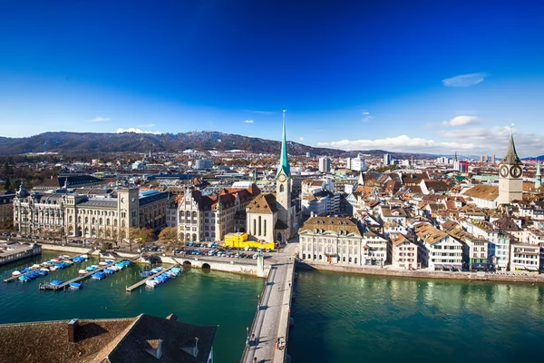 Pusat kota Zurich dengan Gereja Grossmunster — Stok Foto