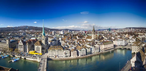 Zurique centro da cidade com Grossmunster Igreja — Fotografia de Stock