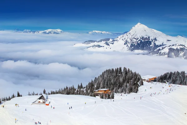 Лыжники и наслаждаясь альпийскими горами — стоковое фото
