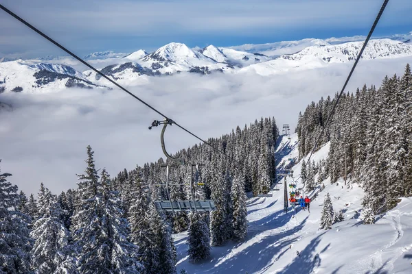 滑雪者在欣赏风景的滑雪缆车上 — 图库照片