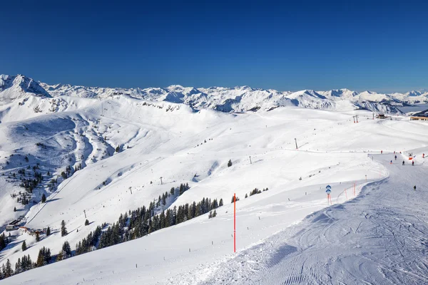 Vista a las montañas y pistas de esquí en Austria —  Fotos de Stock