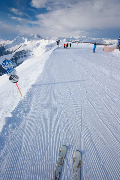 Sciatori che sciano nella stazione sciistica di Kitzbuehel — Foto Stock