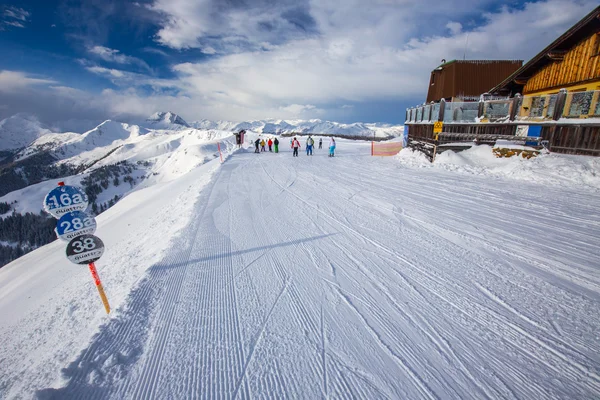 Skiërs skiën in Kitzbuehel skigebied — Stockfoto