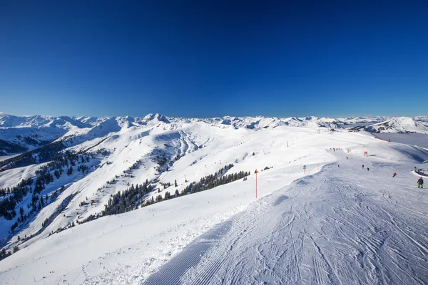 Vista sulle montagne e sulle piste da sci in Austria — Foto Stock