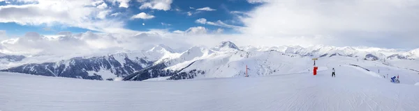 Skidåkare skidåkning i Kitzbühel mountain ski resort — Stockfoto