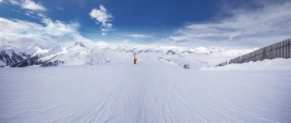 Skiers skiing in Kitzbuehel mountain ski resort — Stock Photo, Image