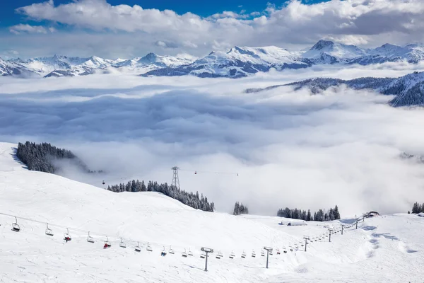 滑雪者在欣赏风景的滑雪缆车上 — 图库照片