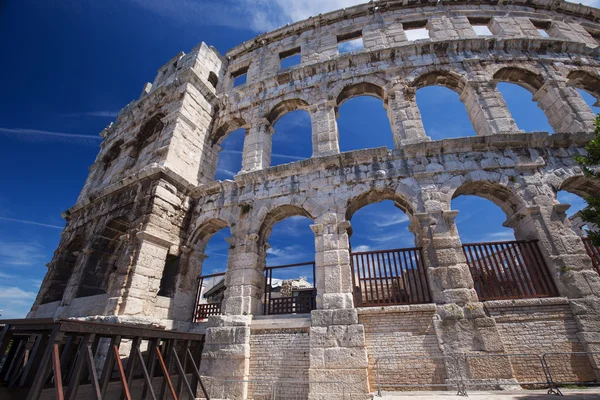 Anfiteatro romano antigo e Igreja — Fotografia de Stock