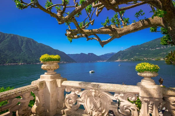 Vista lago di Como e Alpi da Villa — Foto Stock