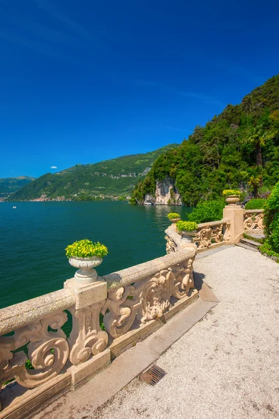 Blick auf Comosee und Alpen von der Villa — Stockfoto