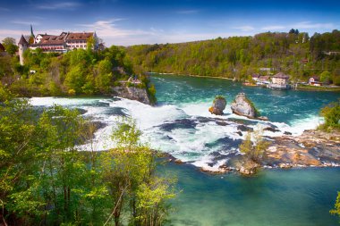 Schaffhausen yakınlarındaki Rhinefalls manzarası