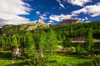 Dolomites dağlara Pordoi pası görüntülemek