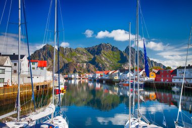Henningsvaer ahşap evleriyle tipik köy