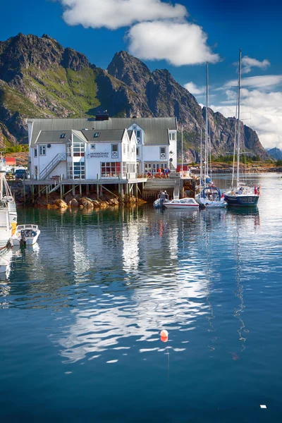 Типичная норвежская деревня с деревянными домами — стоковое фото