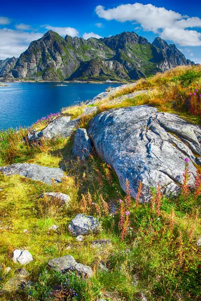 Pohled do norských hor v Henningsvaer — Stock fotografie