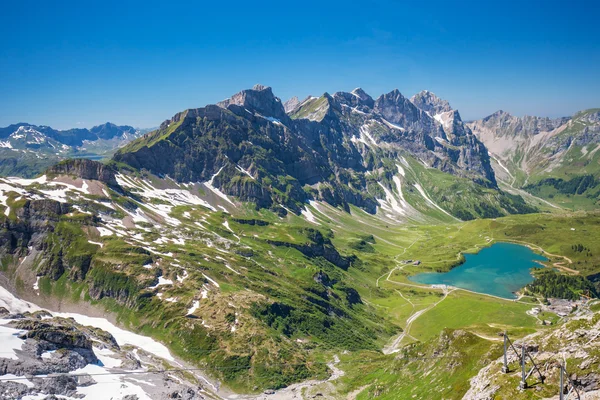 Kijk naar Engelberg met Eugenisee meer — Stockfoto