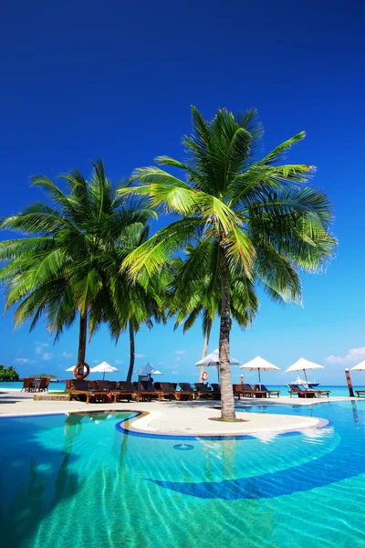 Swimming pool on beach of tropical island — Stock Photo, Image