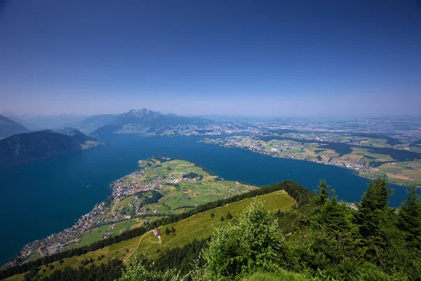 Hermosa vista al lago de Lucerna y la montaña — Foto de Stock