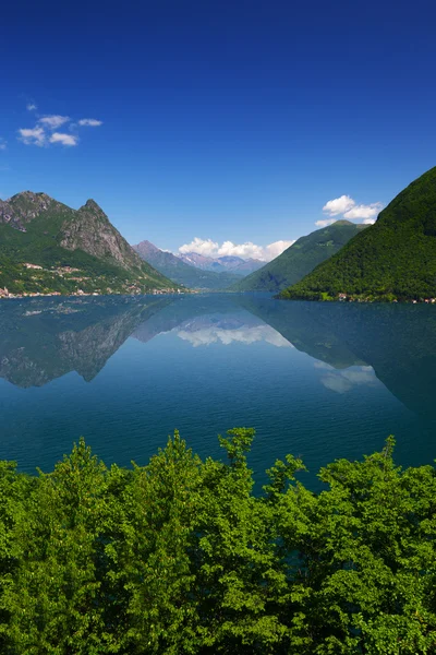 Vista al lago Lugano y los Alpes Suizos — Foto de Stock