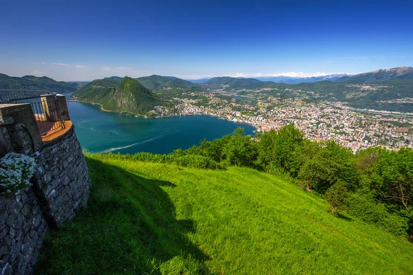 Lugano 湖和蒙特 San Salvatore — 图库照片