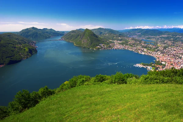 Luganer see und monte san salvatore — Stockfoto