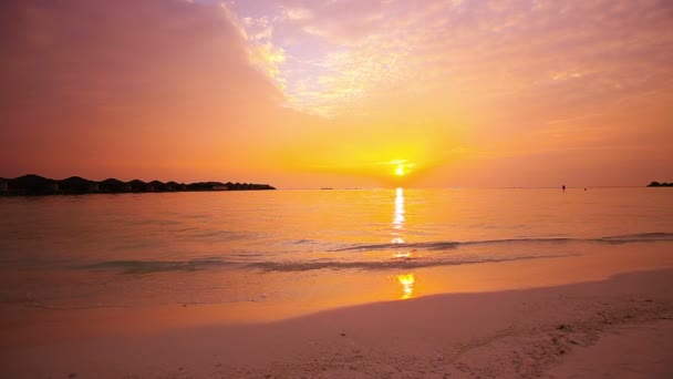 美丽的日落，热带度假村的水上平房 — 图库视频影像