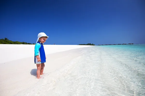 Garçon s'amuser sur la plage — Photo