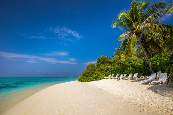Tropický ostrov s písčitou pláží — Stock fotografie