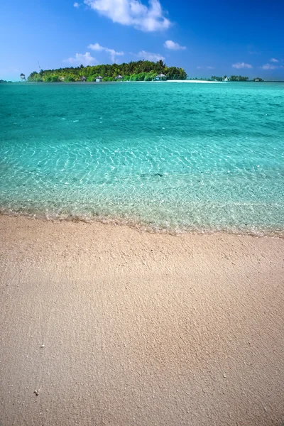 Ilha tropical com praia de areia — Fotografia de Stock