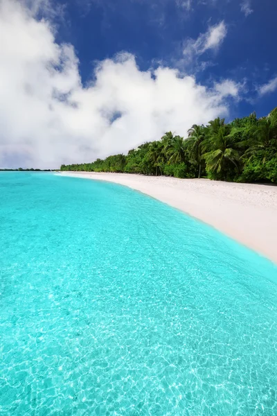 Tropický ostrov s písčitou pláží — Stock fotografie