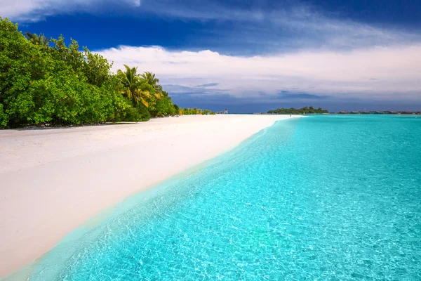 Tropisk ö med sandstrand — Stockfoto