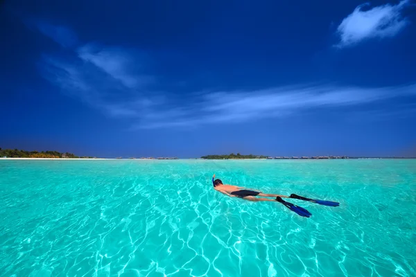 Hombre buceando en laguna tropical — Foto de Stock