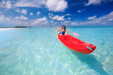 Yeşil gölünde Kayak çocuk ile anne