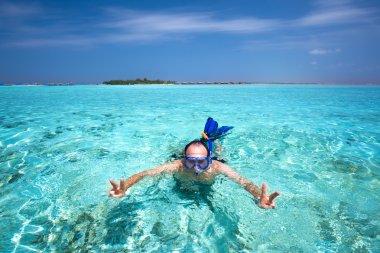adam snorkling içinde tropikal lagoon