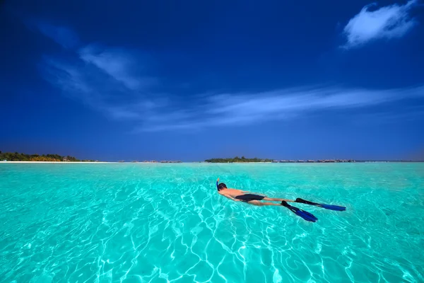 Ember snorchozás trópusi lagúna — Stock Fotó