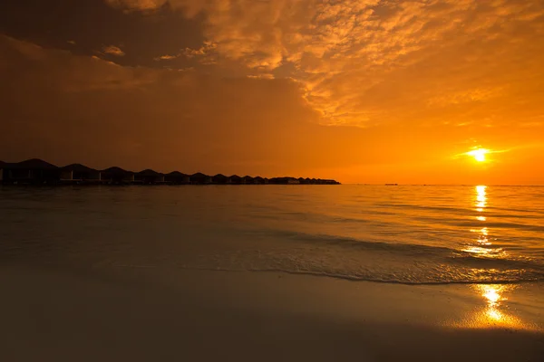 Belo pôr do sol no resort tropical — Fotografia de Stock