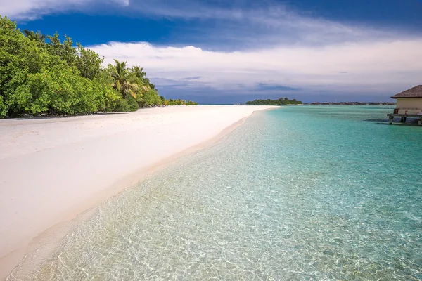 Ilha tropical com praia de areia — Fotografia de Stock