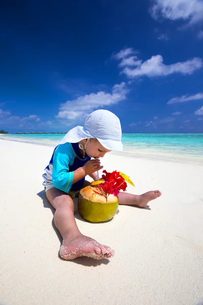 Chlapec pití kokosová voda — Stock fotografie