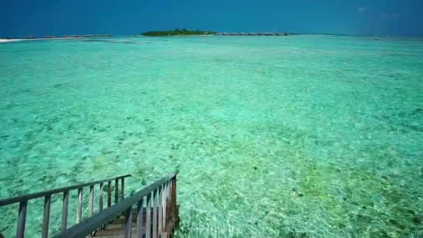 Escaliers menant à la lagune tropicale — Video