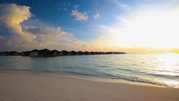 Прекрасний схід сонця на тропічному курорті — стокове відео