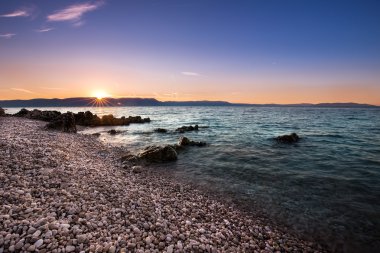 Sunrise gökyüzü kırmızı ve turkuaz Okyanusu ile