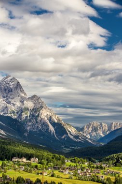 Cortina d'Ampezzo ve Dolomites dağlar görüntüleyin