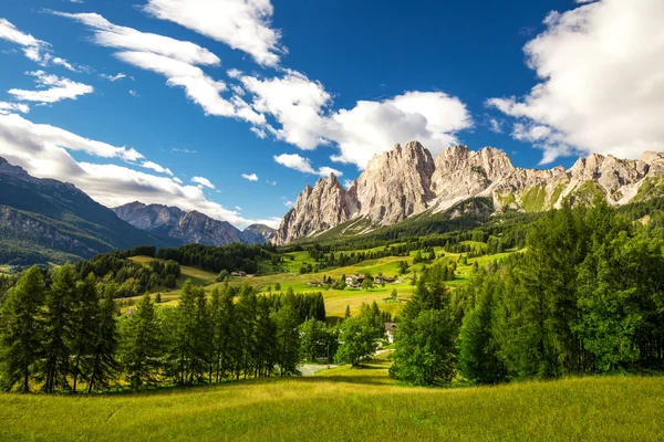 Magnificent valley with Cristallo mountain — Stock Photo, Image