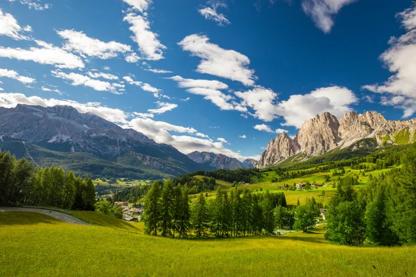 Magnifika dalen med Cristallo berg — Stockfoto