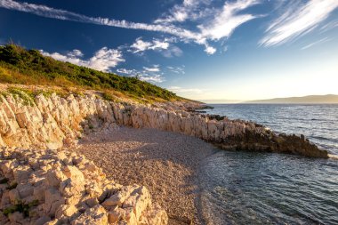 Sunrise sona kıyısında kayalık plaj