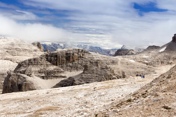 İnsanlar Sass Pordoi hiking — Stok fotoğraf