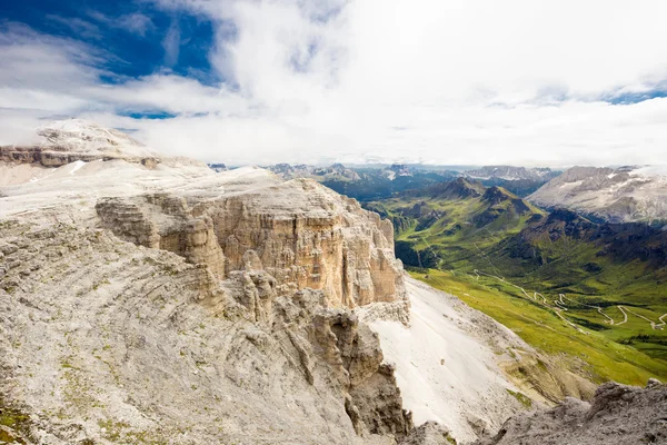 Pordoi passera mountain road dalen — Stockfoto