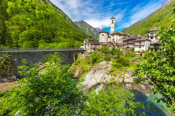 Kijk naar Lavertezzo dorp — Stockfoto