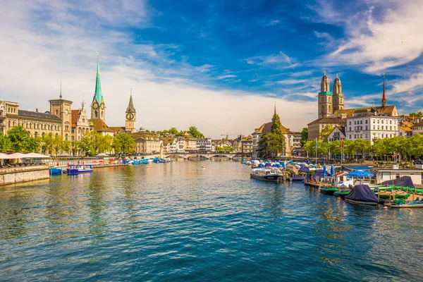 Uitzicht op het historische centrum van de stad Zürich — Stockfoto